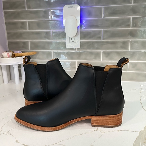 Nisolo Eva Everyday Chelsea Boots. Women’s size 9. Color Black. - Picture 8 of 15